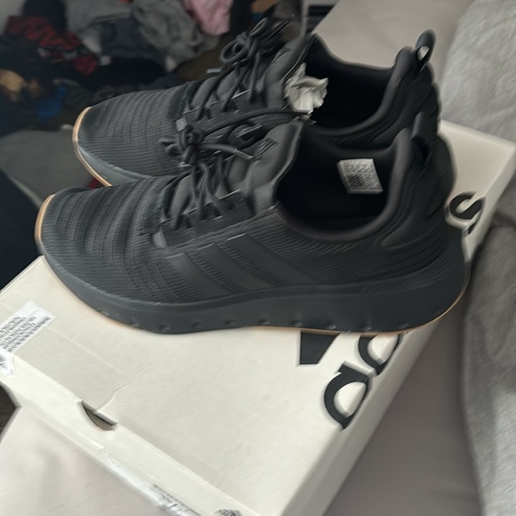 Adidas brand new with box - Picture 3 of 6